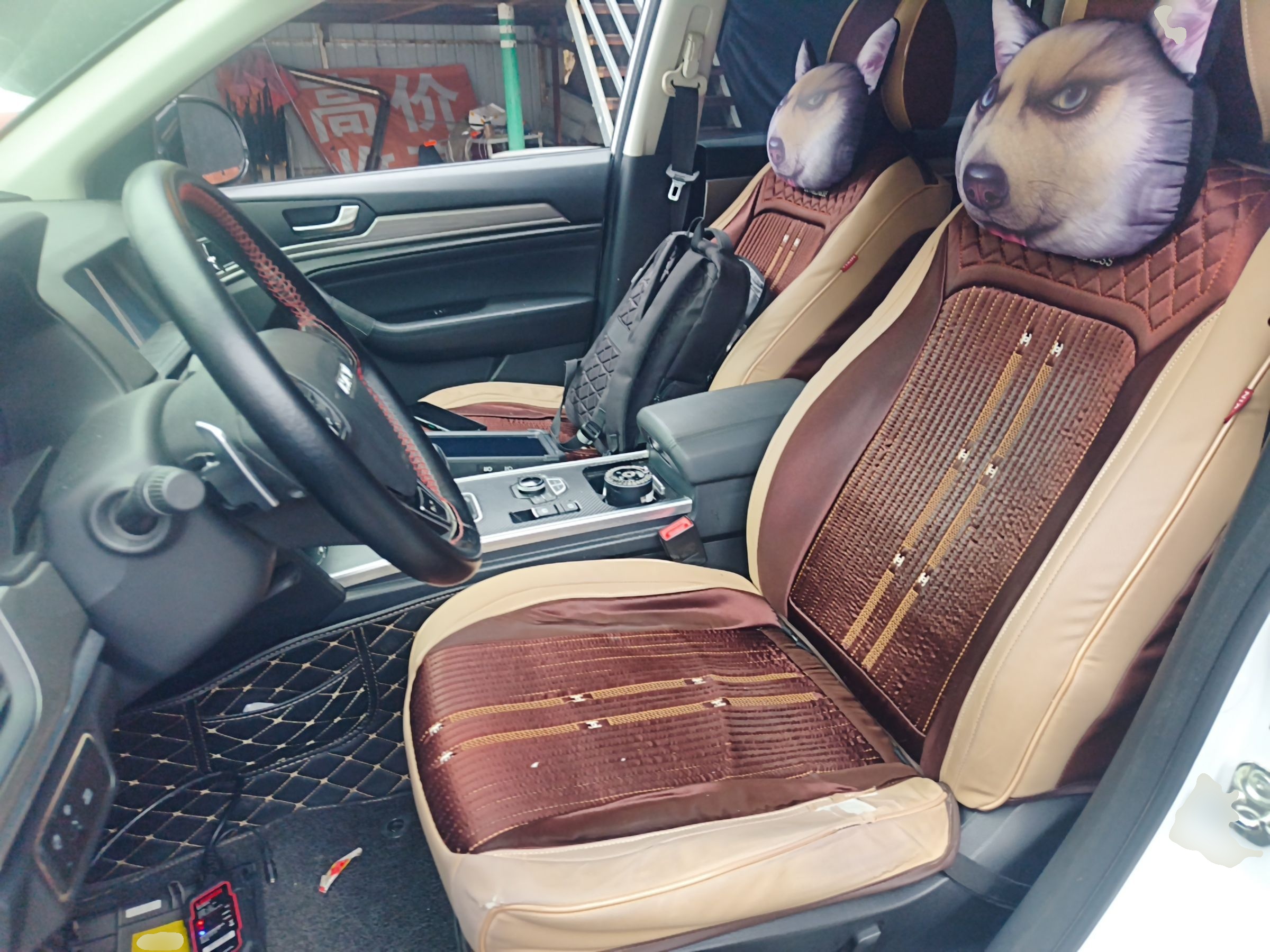 المقاعد الأمامية داخل السيارة