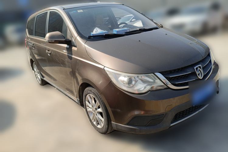 Used Baojun 730 2014 1.5L manual standard trim 7 seats Front Right 45 Deg