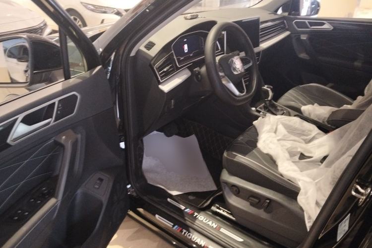 Used Volkswagen Tiguan L 2025 Model, Outstanding Version, 300TSI Automatic Two-Wheel Drive Longteng Edition
