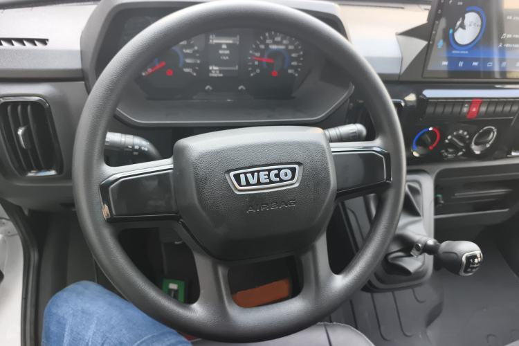 Used Iveco Daily 2023 2.5T A35M1 Short Wheelbase Low-Roof Single-Tire Side-Sliding Door 5-9 Seater