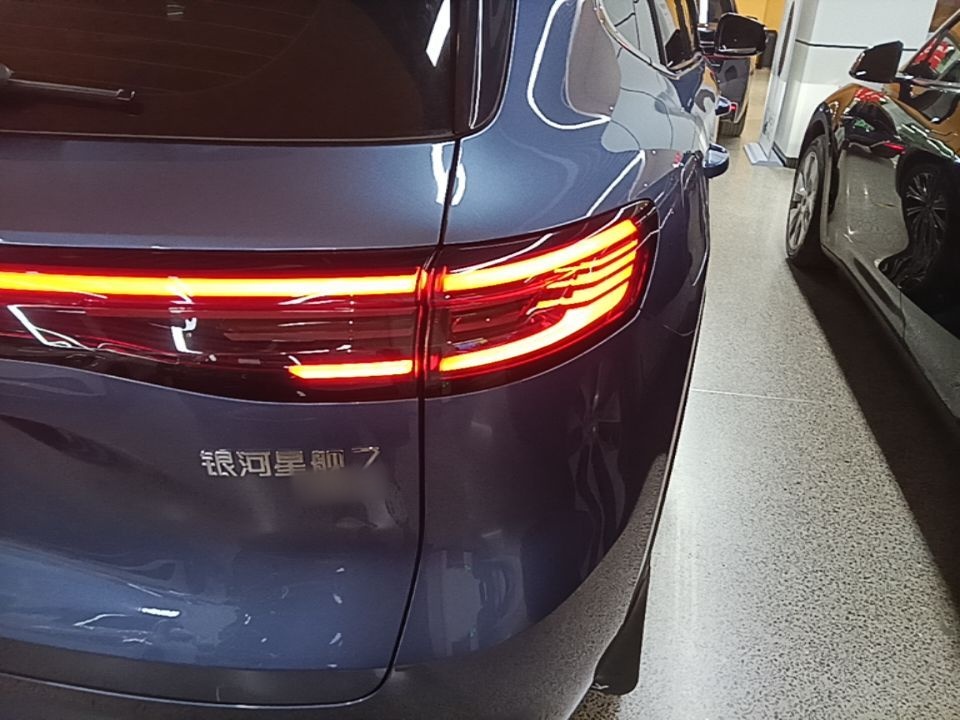 Geely Galaxy Xingjian 7 EM-i 2025 120km Navigator Edition — снимка 9