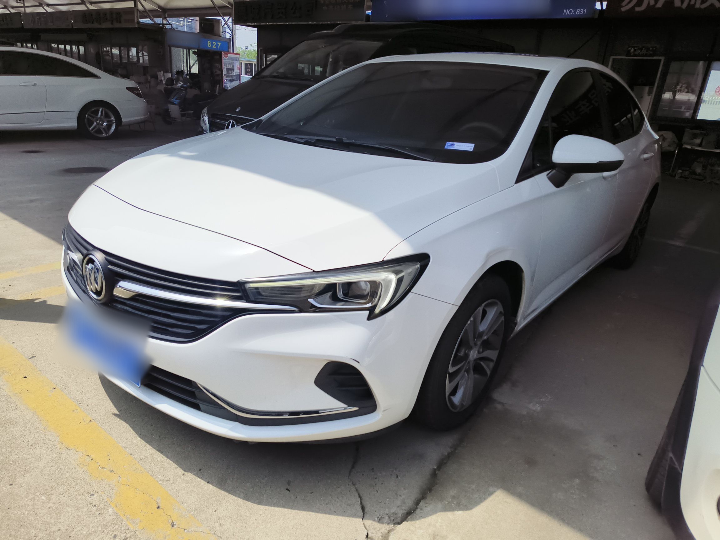 تحت مقدمة السيارة