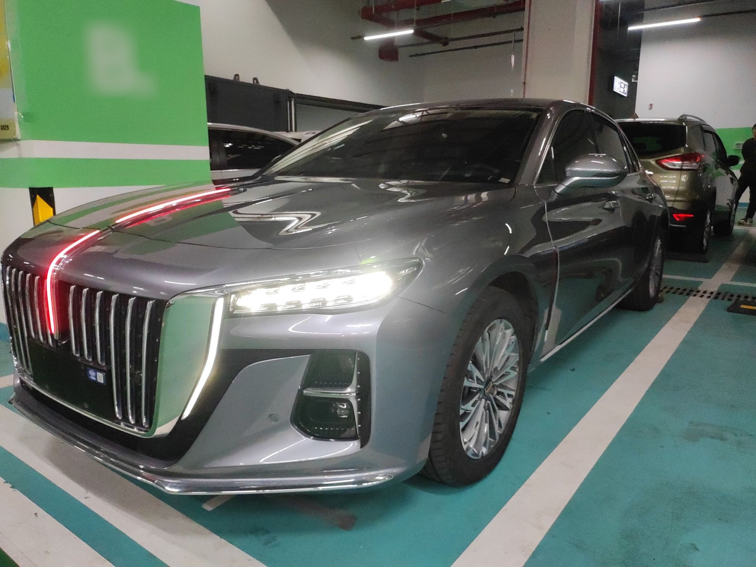 تحت مقدمة السيارة