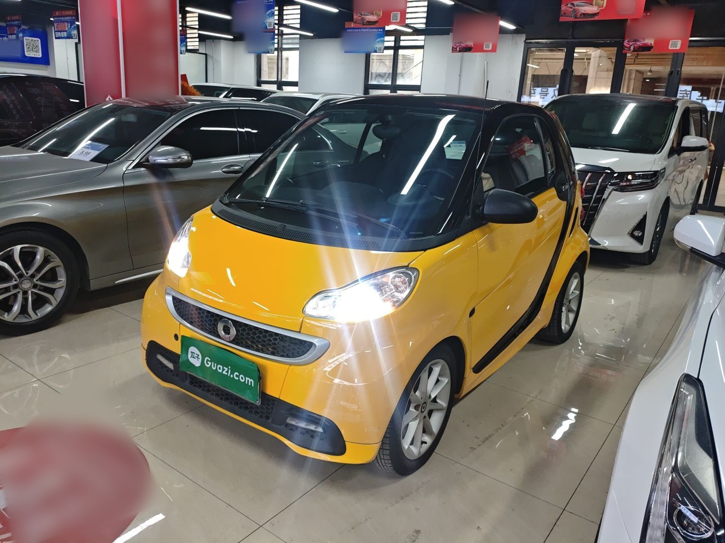 تحت مقدمة السيارة