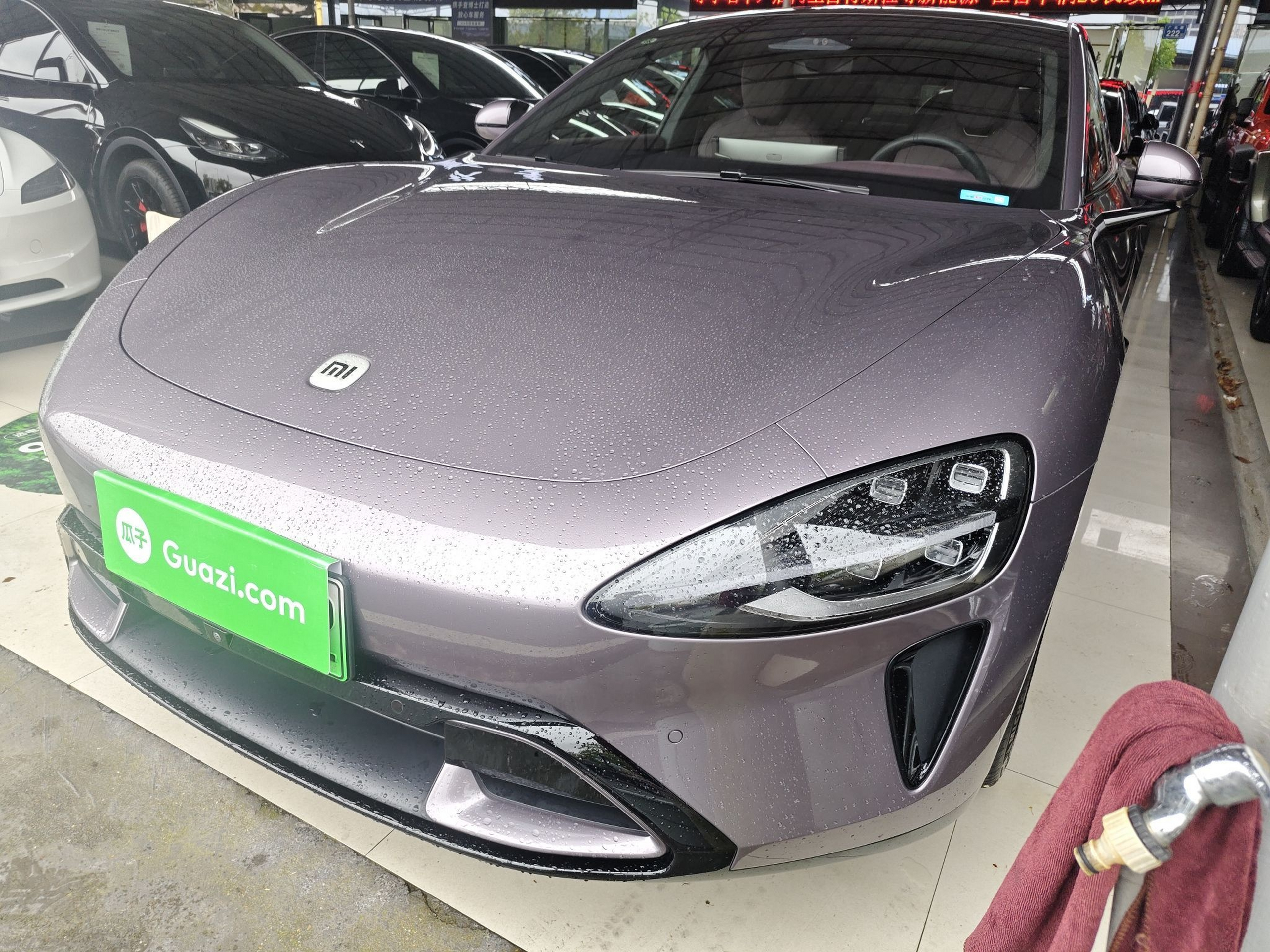 تحت مقدمة السيارة