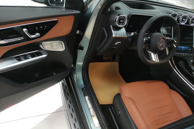 Used Mercedes-Benz GLC 2025 GLC 300 L 4MATIC Luxury Model 5 Seats
