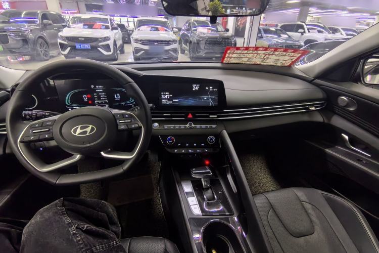 Used Hyundai Elantra 2023 1.5L CVT LUX Prestige Edition
