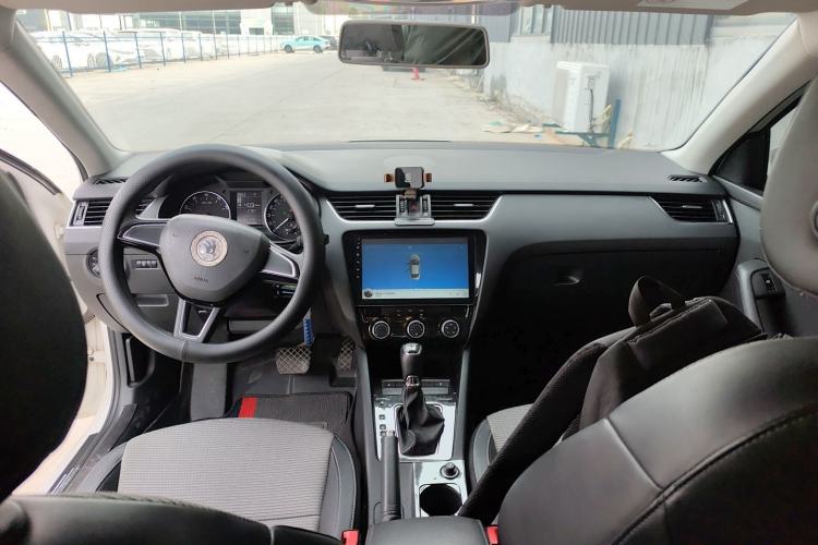 Used Skoda Octavia 2017 1.6L Automatic Chuanxing Edition Center Console