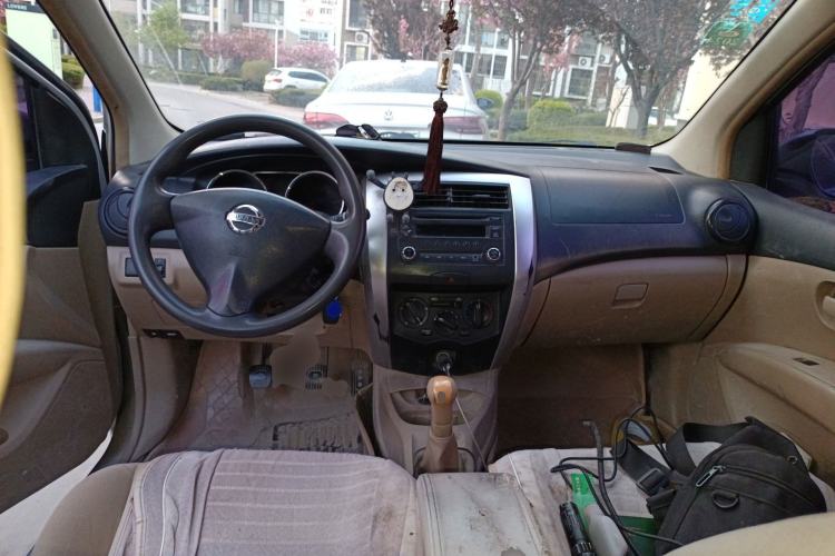 Used Nissan Livina 2013 1.6XE Manual Comfort Edition Center Console