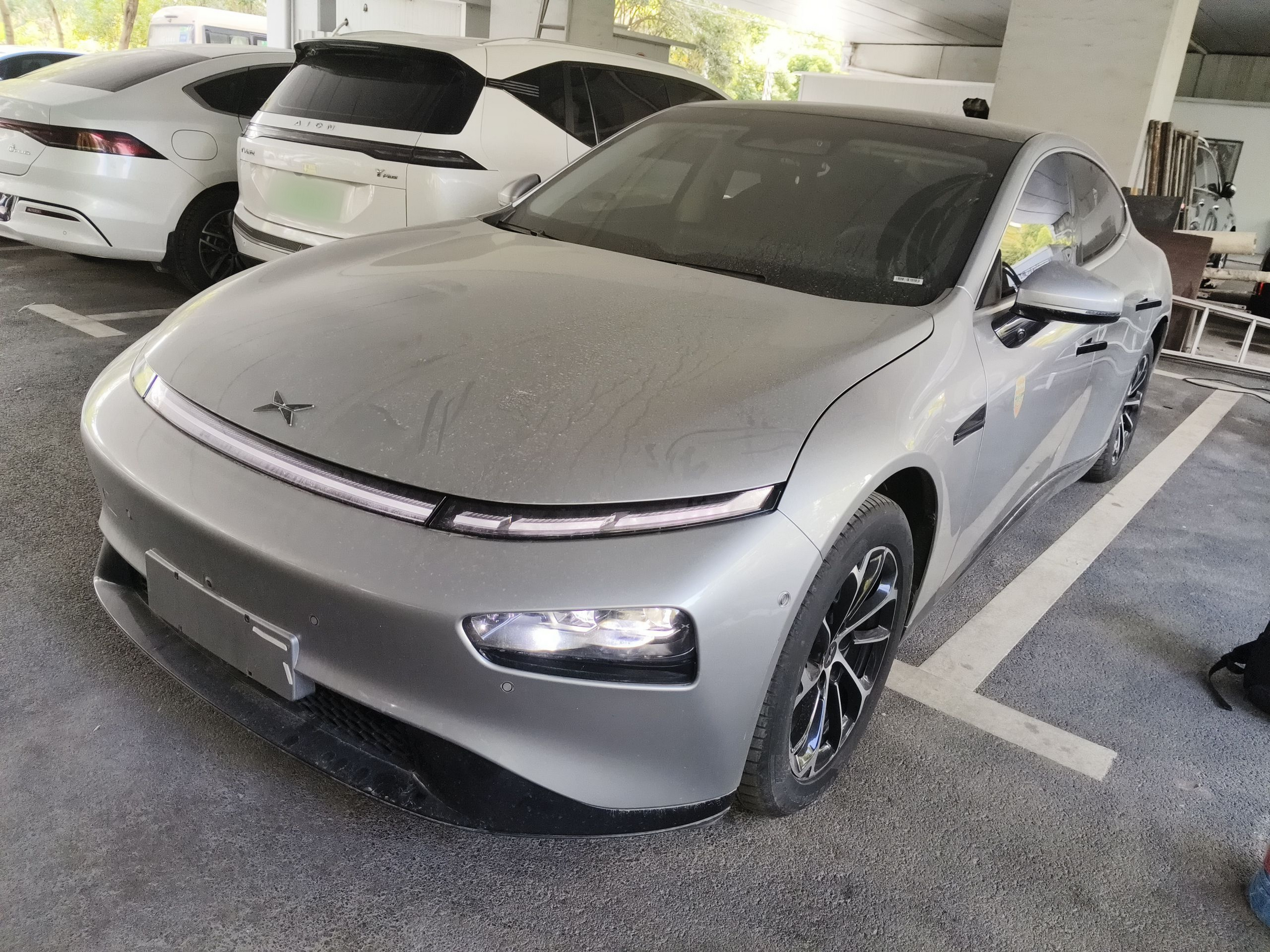 Под передней частью автомобиля