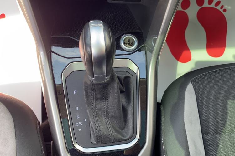 Used Volkswagen T-ROC 2019 280TSI DSG Two-Wheel Drive Advanced Version China VI Standard Gear Lever