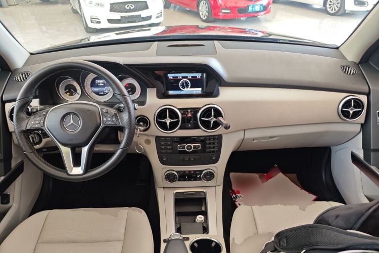 Used Mercedes-Benz GLK-Class 2013 GLK 300 4MATIC Dynamic Sunroof Model Center Console