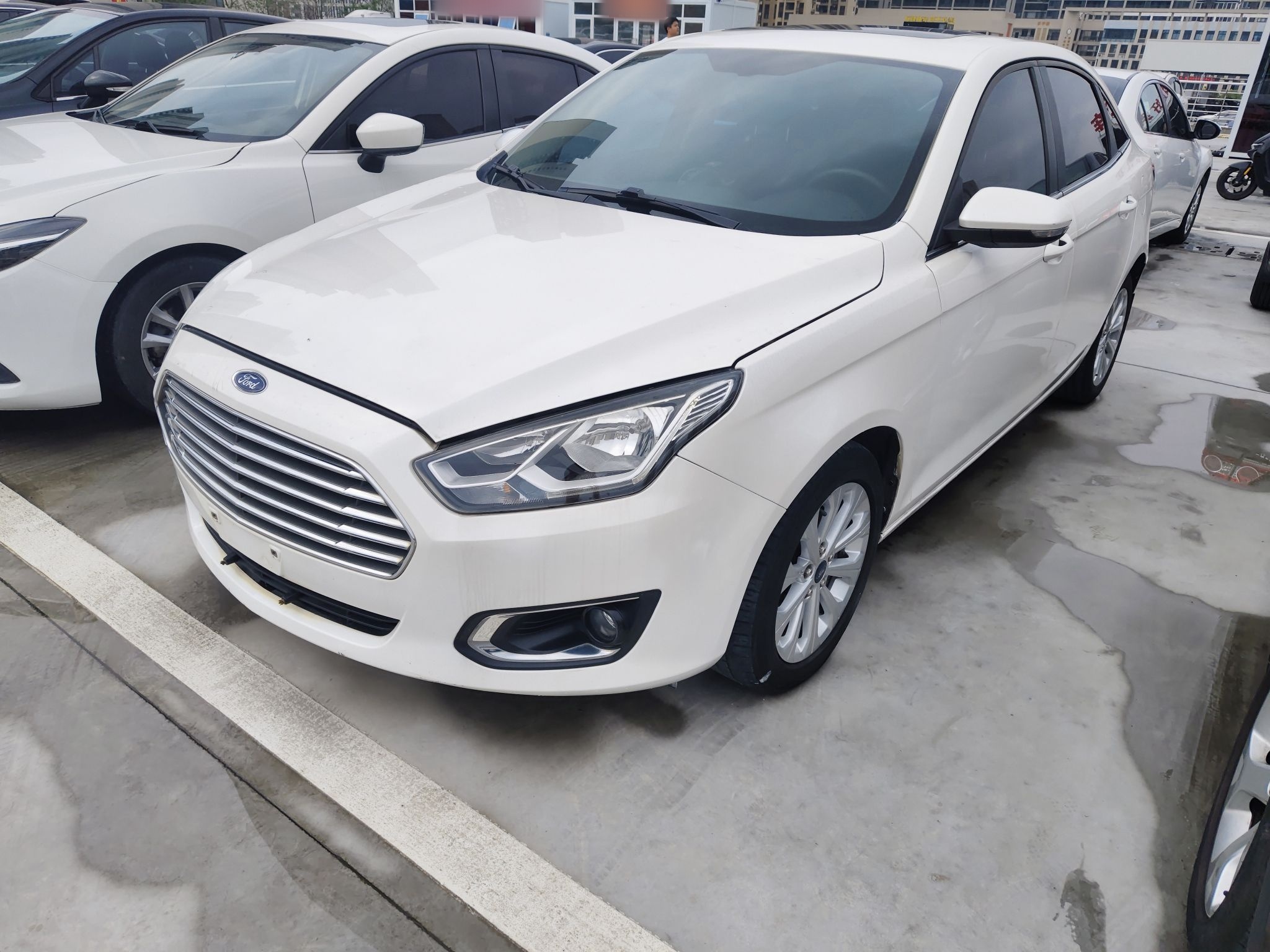 Под передней частью автомобиля