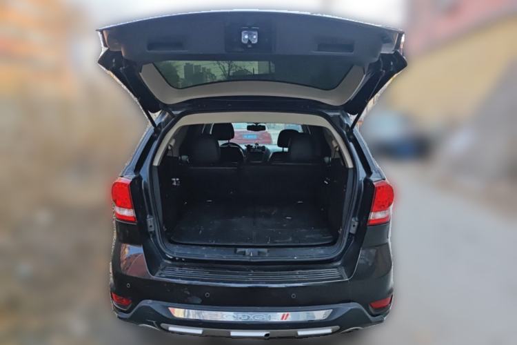 Used Dodge Journey 2013 2.4L Two-Wheel Drive Luxury Version Trunk