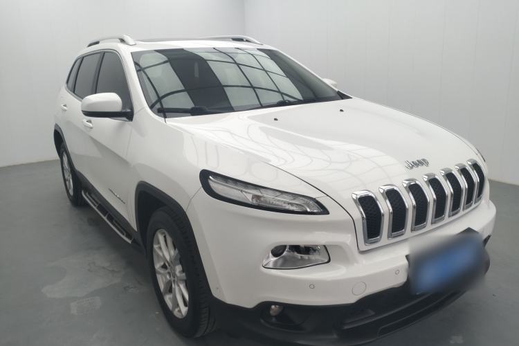 Used Jeep Cherokee 2016 2.4L Leading Edition Front Right 45 Deg