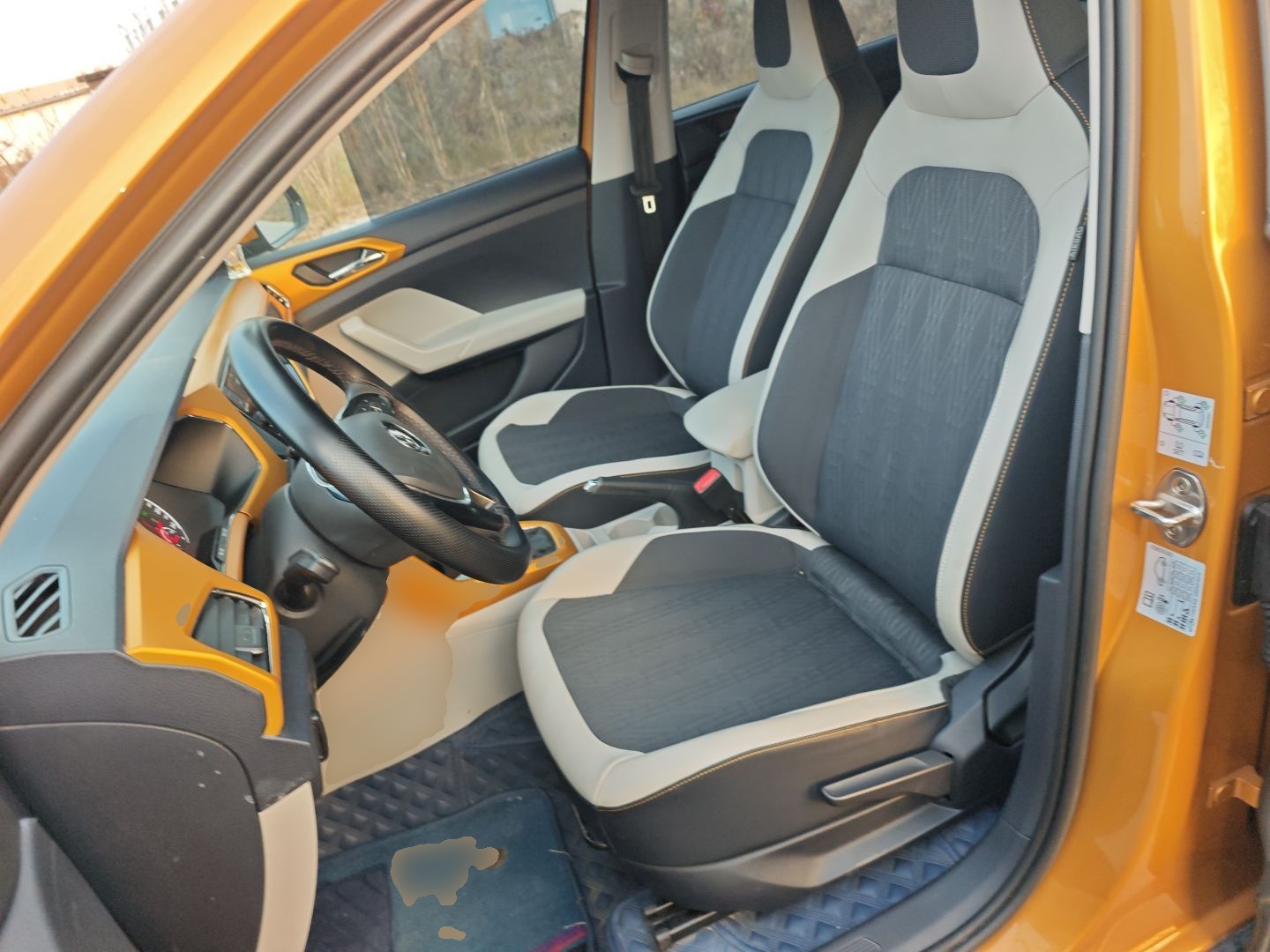 المقاعد الأمامية داخل السيارة