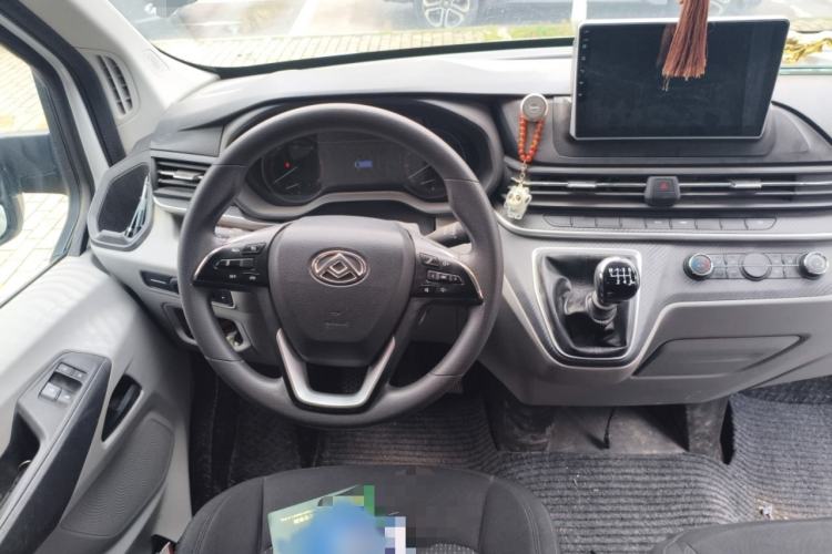 Used SAIC MAXUS Xintu V90 2020 2.0T Manual Yunjie Version Front-Wheel Drive with Single Rear Tire Short Wheelbase Mid-Height Design 6-Seater Steering Wheel