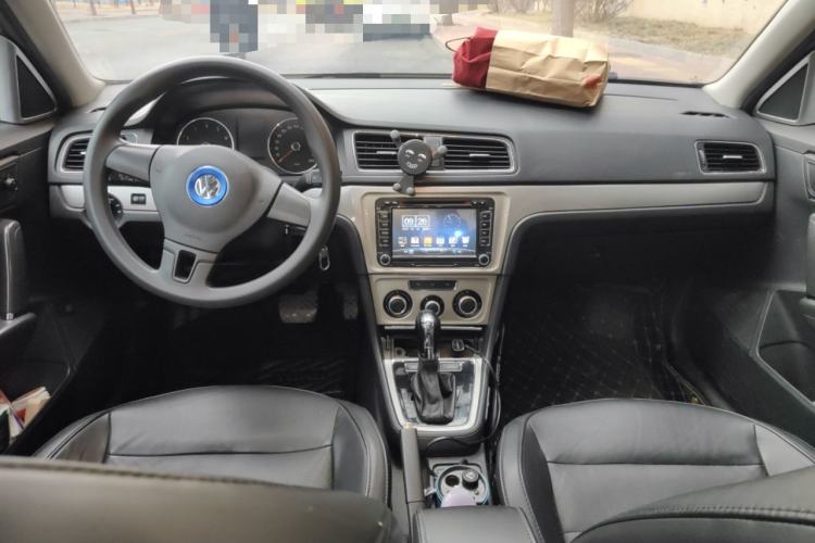 Used Volkswagen Lavida 2013 Restyled Classic 1.6L Automatic Comfort Edition Center Console