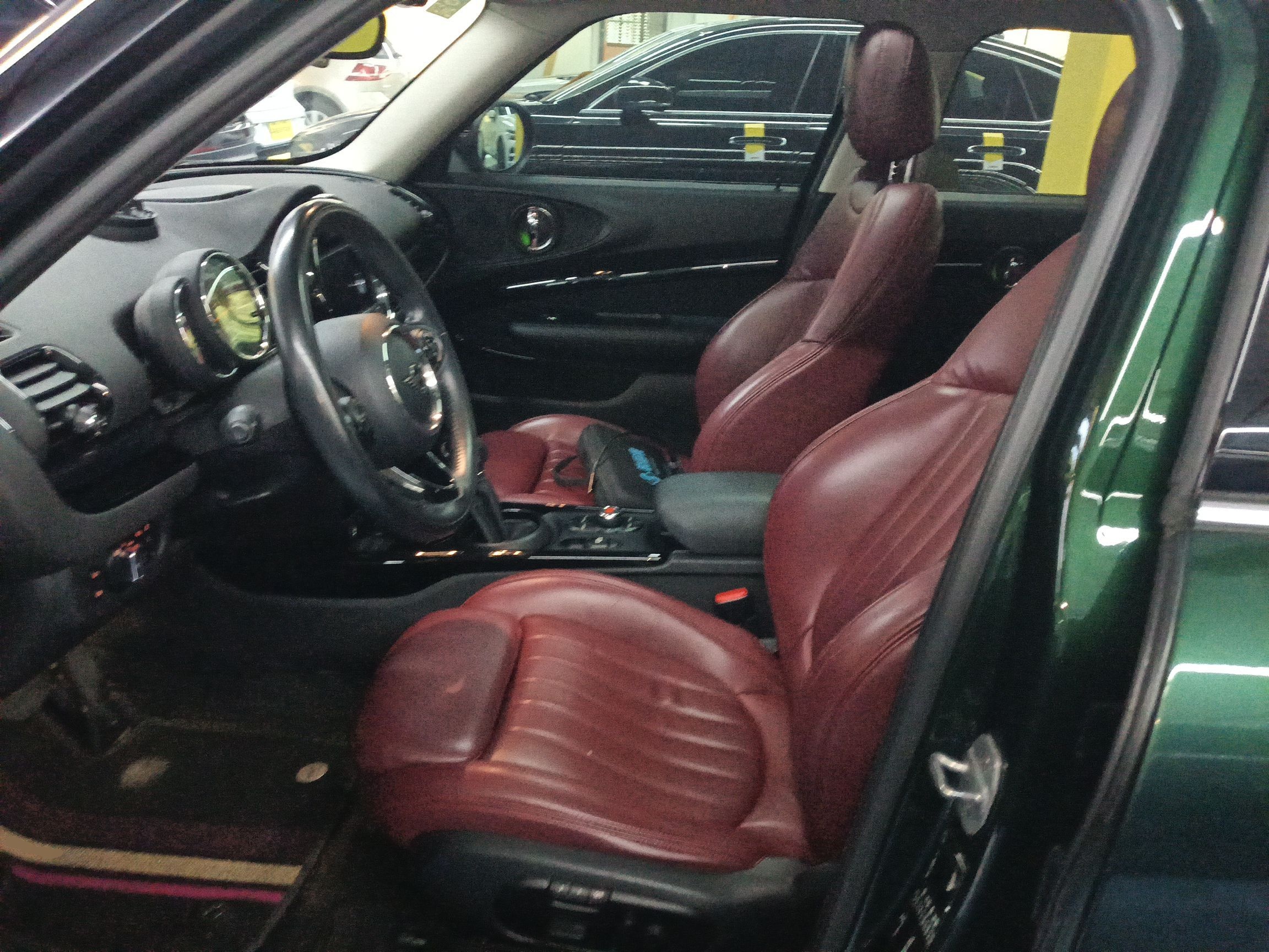 المقاعد الأمامية داخل السيارة