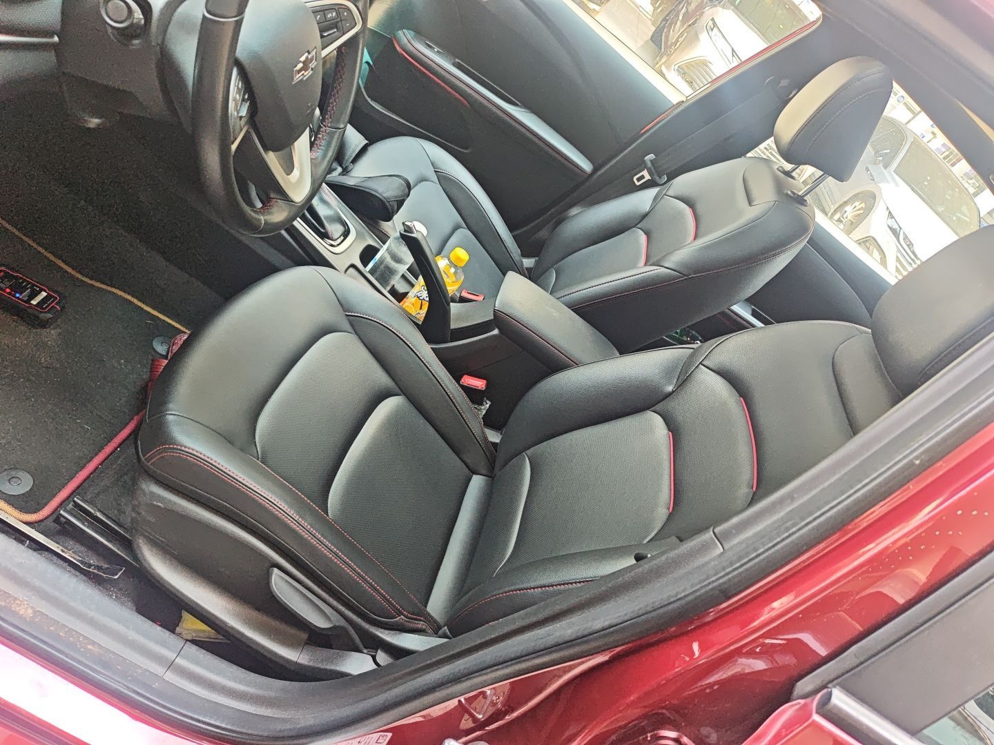 المقاعد الأمامية داخل السيارة