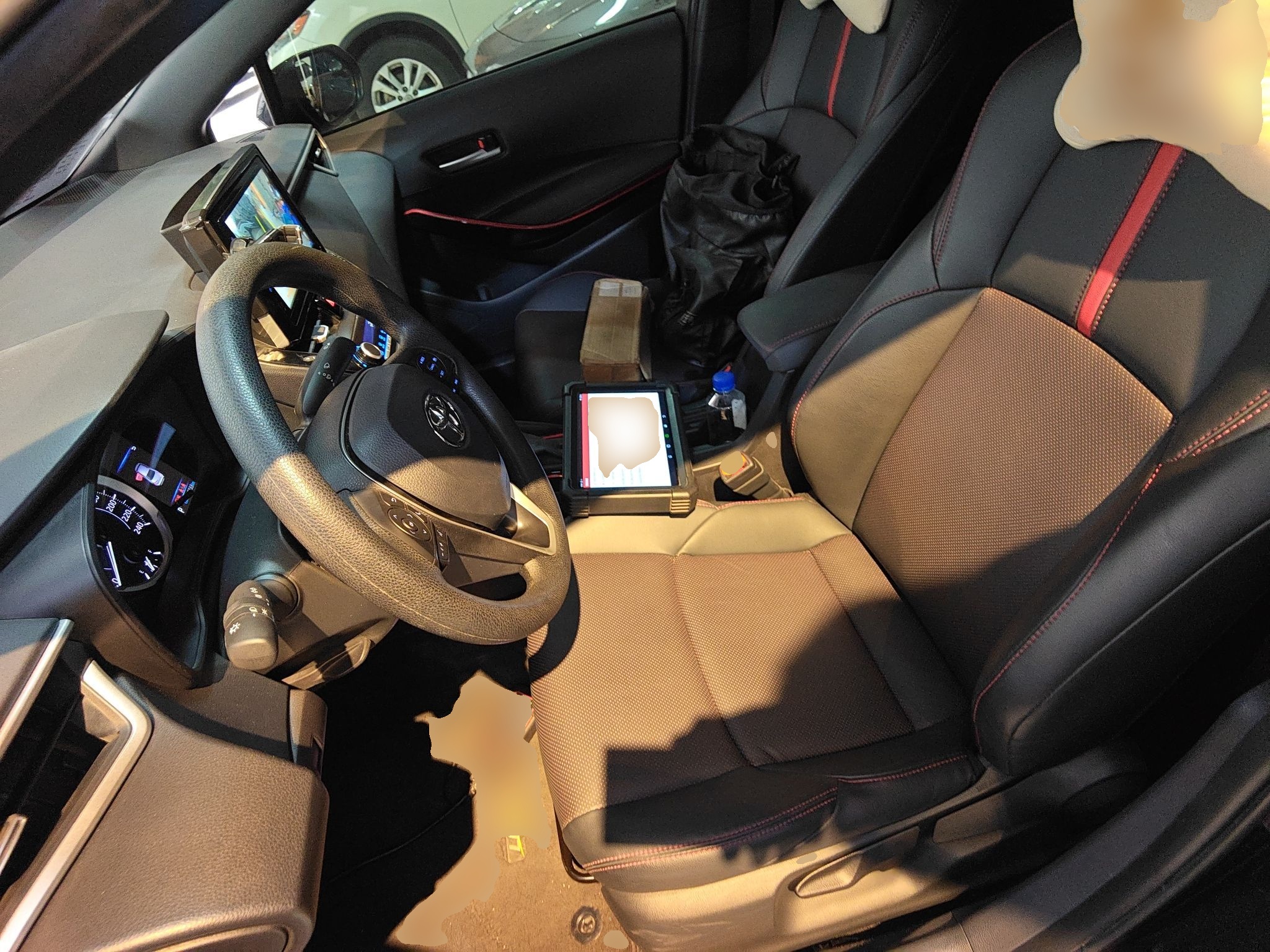 المقاعد الأمامية داخل السيارة