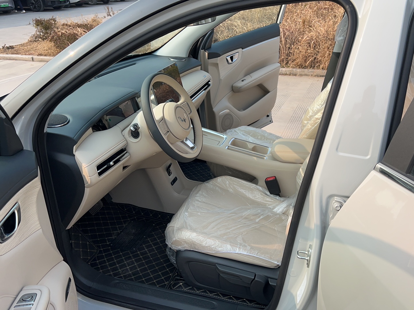 المقاعد الأمامية داخل السيارة