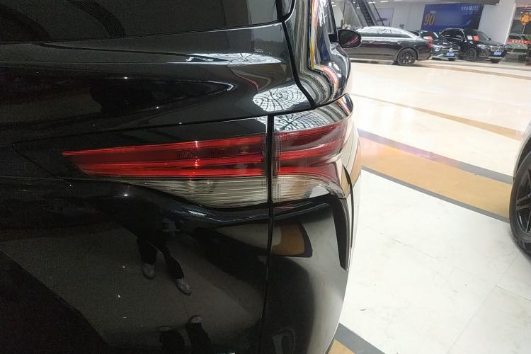 Used Toyota Sienna 2023 2.5L Hybrid Platinum Edition
