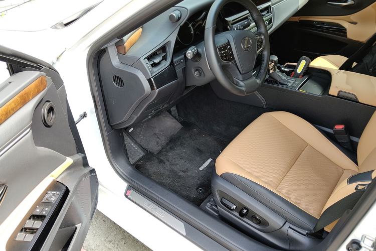 Used Lexus ES 2024 200 Premium Edition
