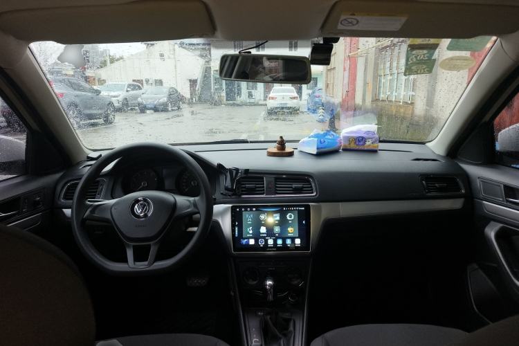 Used Volkswagen Gran Lavida 2015 1.6L Automatic Fashion Edition Center Console