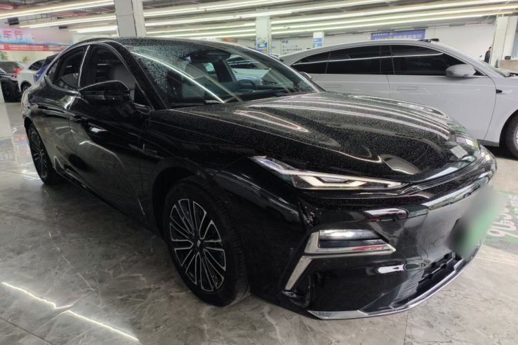 Used Geely Galaxy 8 2025 130km EM-i Prestige Edition Front Right 45 Deg