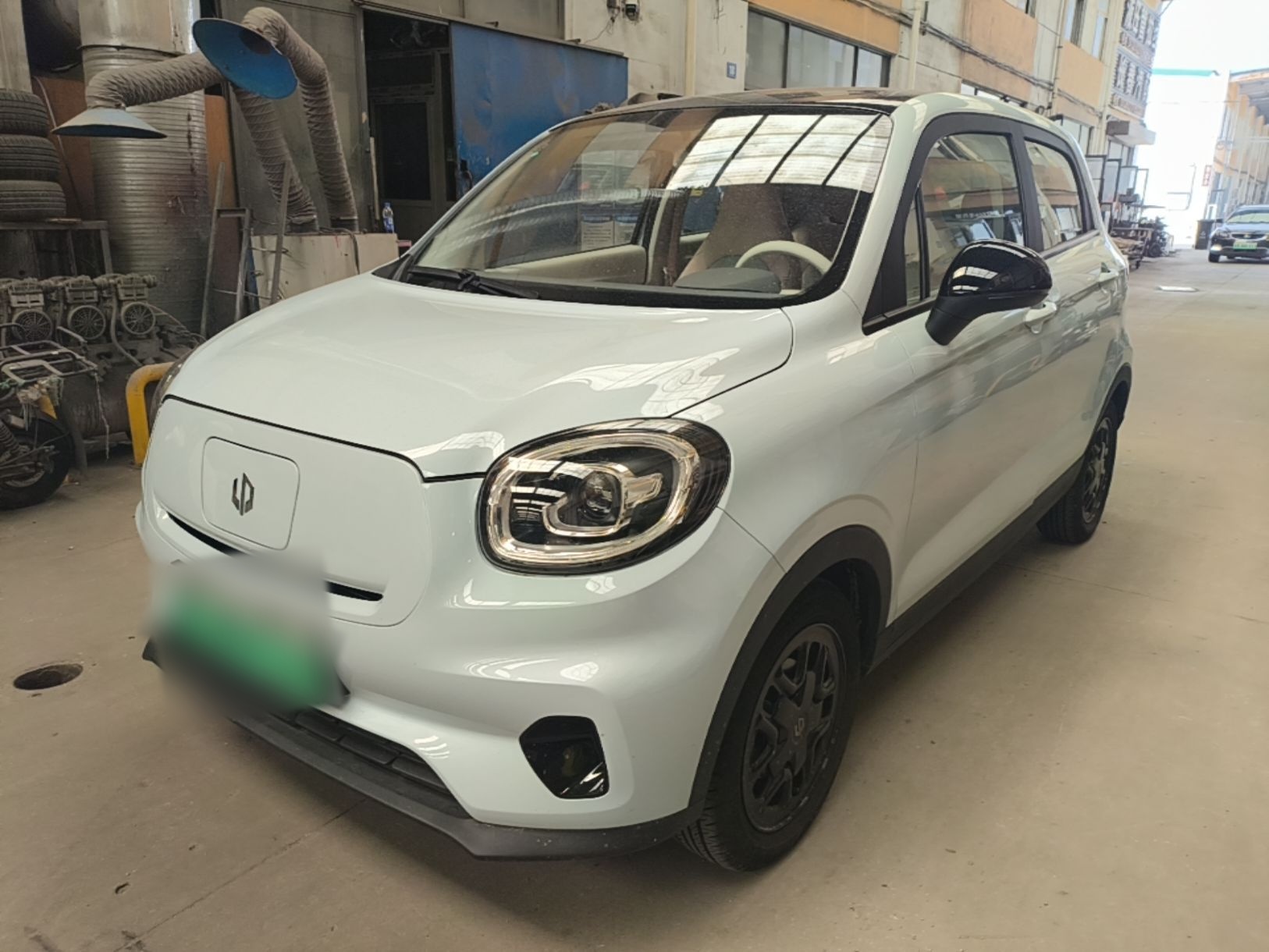 Под передней частью автомобиля