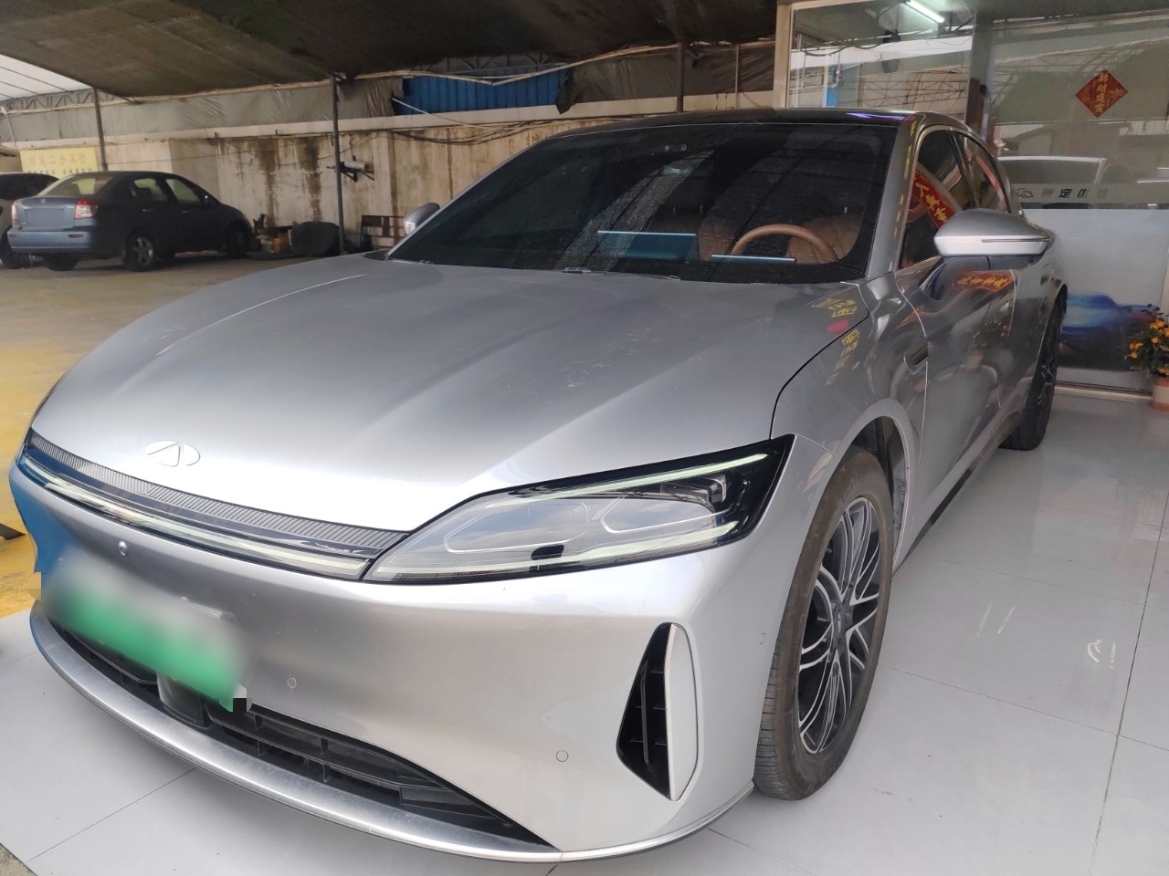 Под передней частью автомобиля