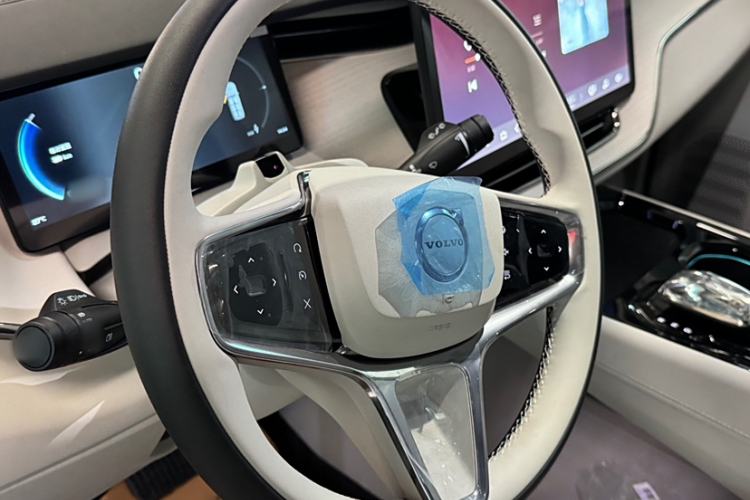 Used Volvo EM90 2025 Ultra Six-Seater
