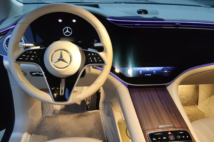 Used Mercedes-Benz EQS SUV 2023 450 4MATIC Pioneer Edition Center Console