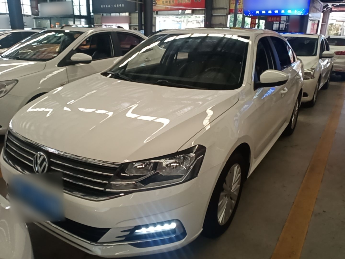 Unter der Vorderseite des Autos