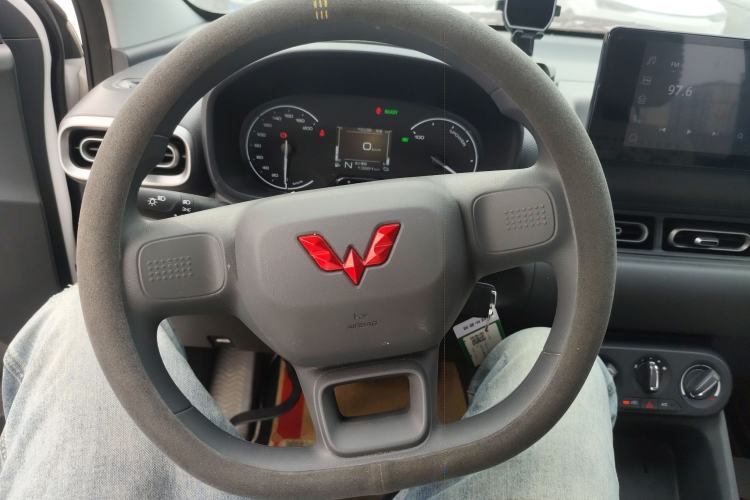 Used Wuling Hongguang New Energy 2025 Extended-Range Hybrid 50KM Comfort Version Steering Wheel