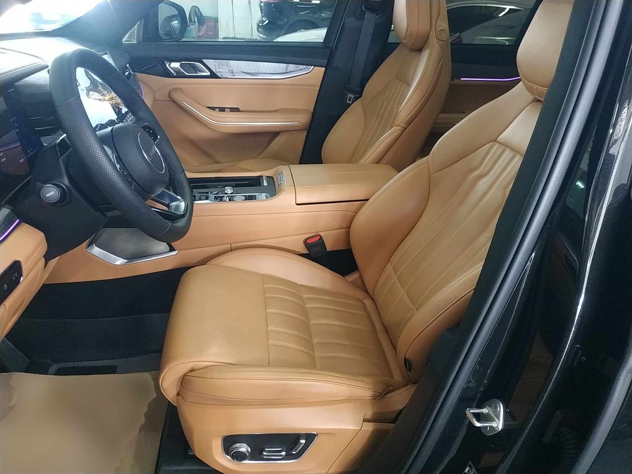 المقاعد الأمامية داخل السيارة