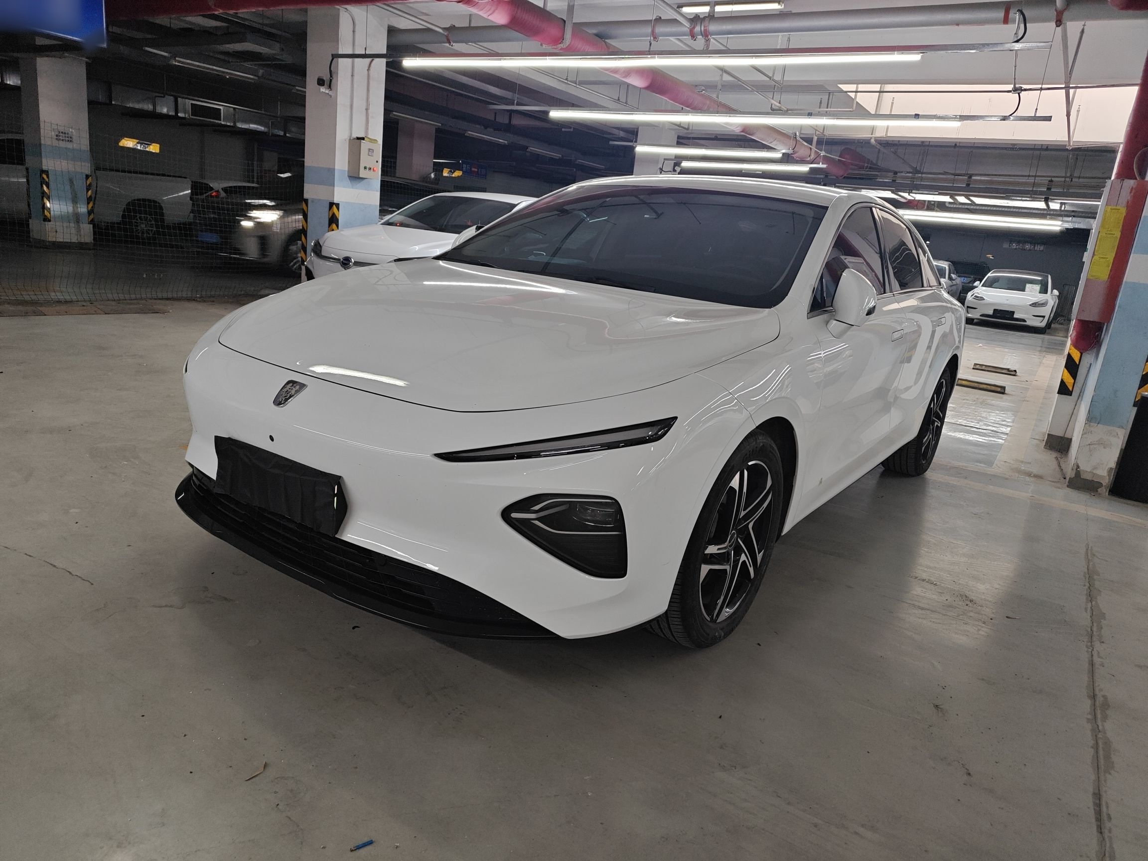 Под передней частью автомобиля