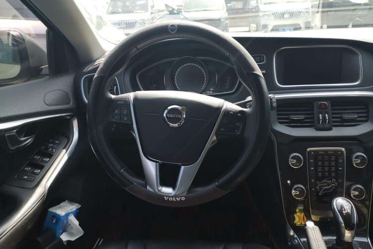 Used Volvo V40 2017 T3 Zhiyi Edition
