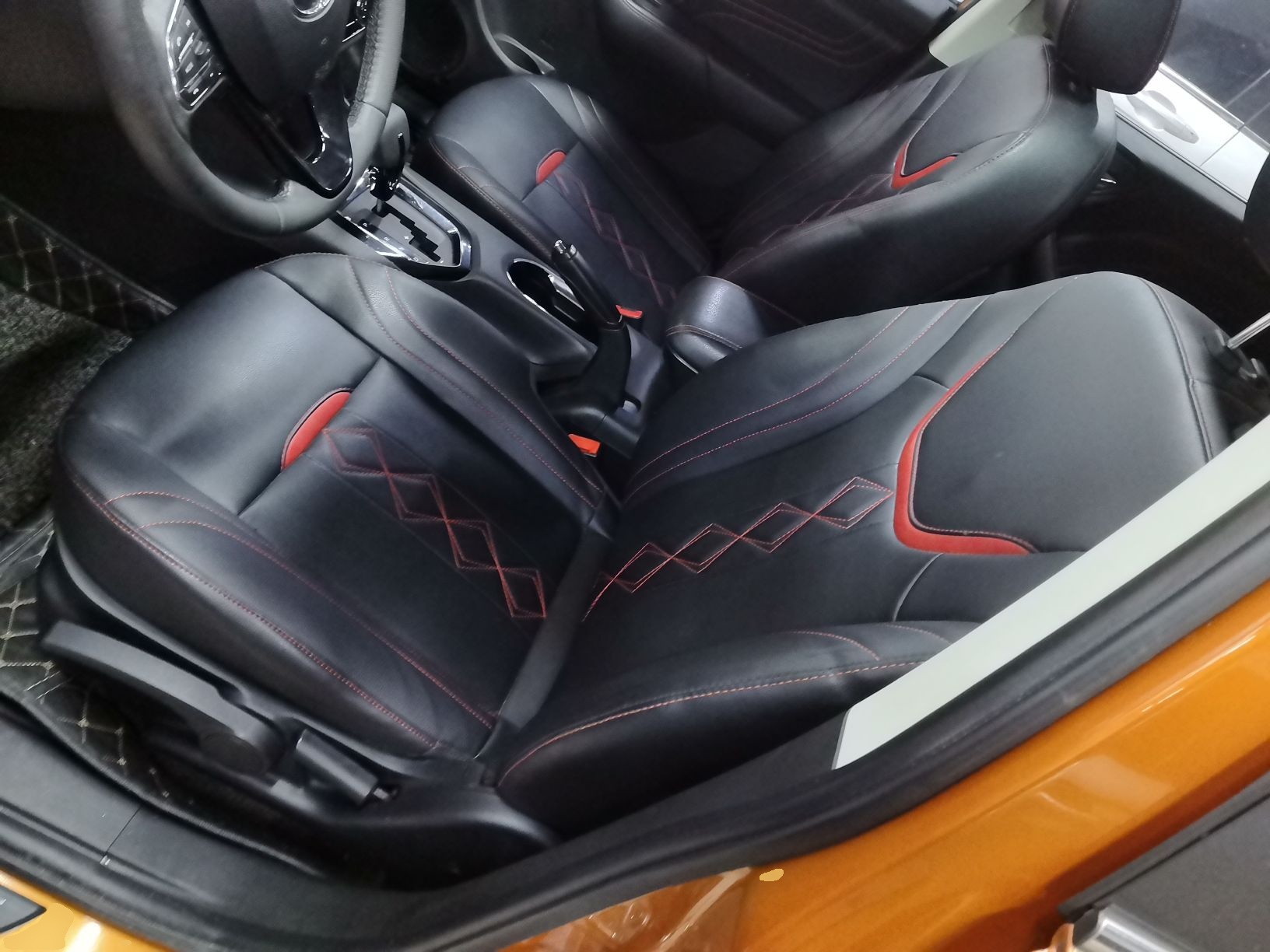 المقاعد الأمامية داخل السيارة