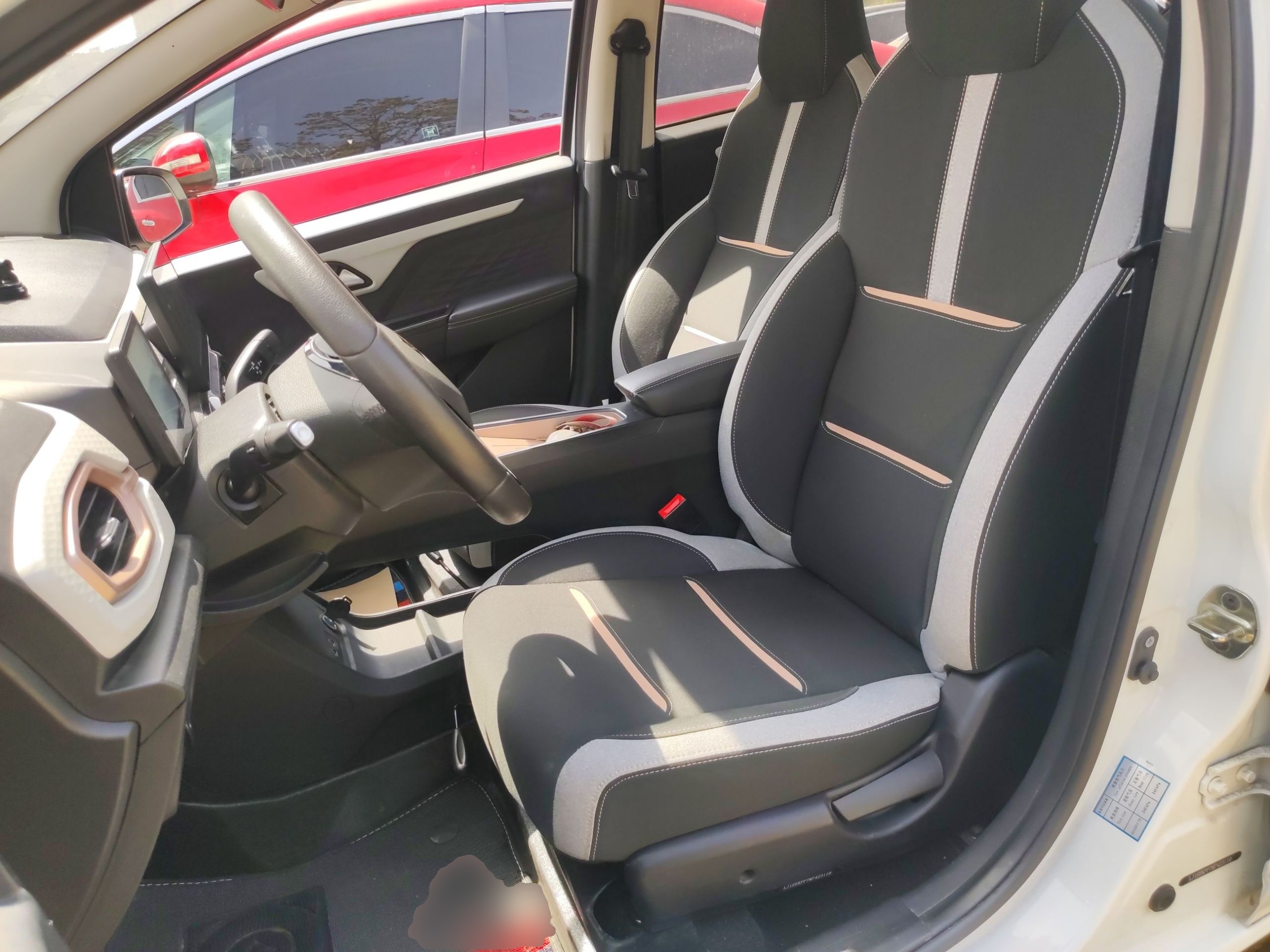 المقاعد الأمامية داخل السيارة