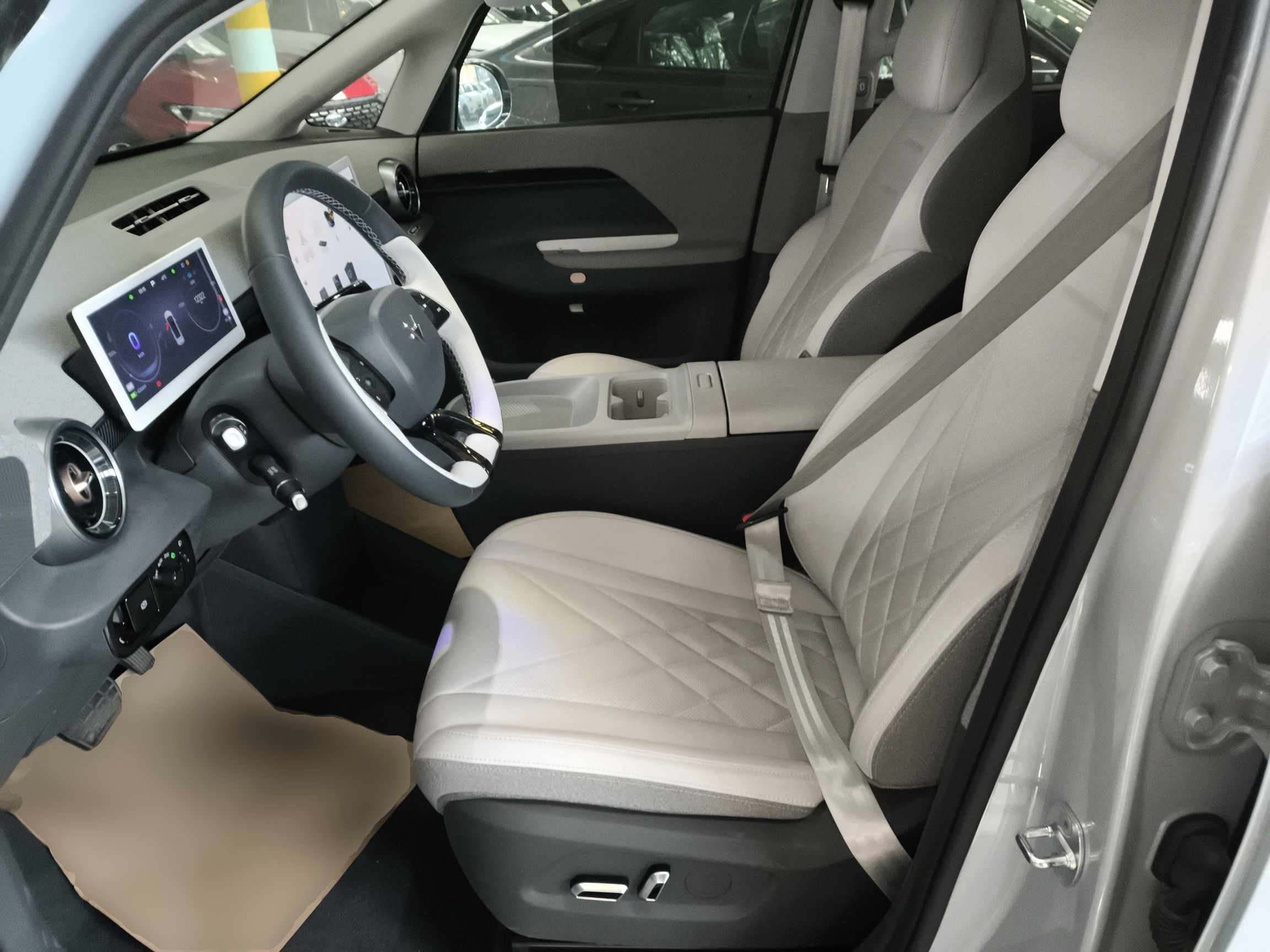 المقاعد الأمامية داخل السيارة