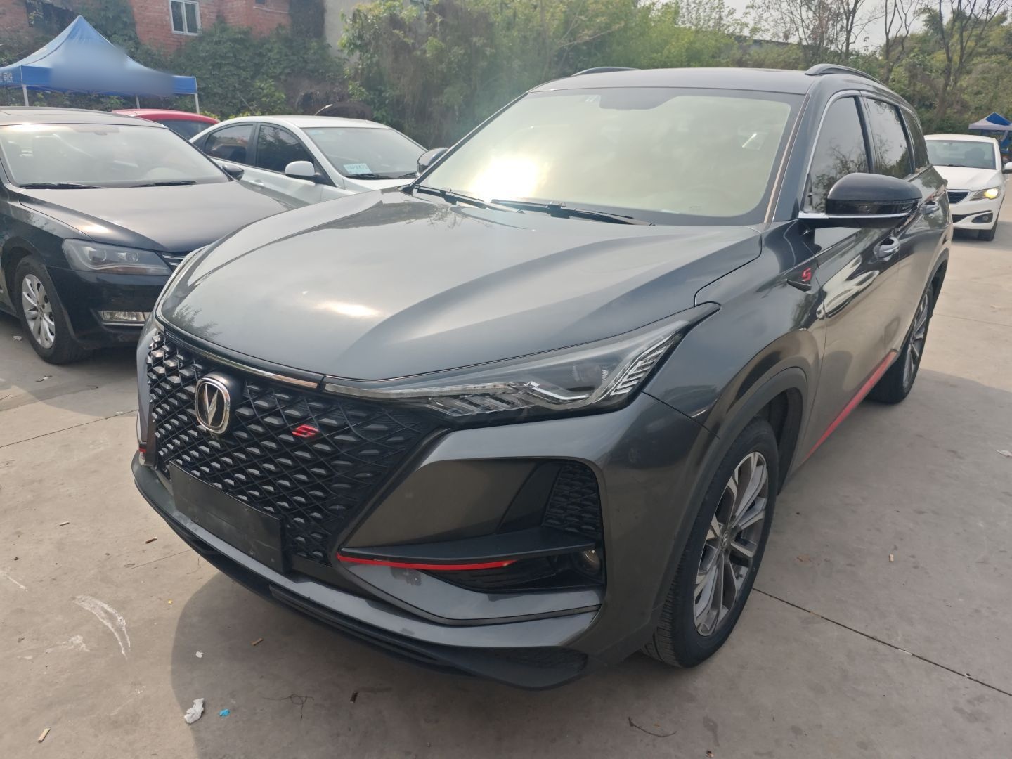 تحت مقدمة السيارة