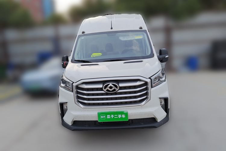 Used SAIC MAXUS Xintu V90 2024 Zhiyun 2.0T Manual Rear-Drive Extended-Wheelbase Ultra-High-Roof Model with Dual Rear Tires and 3 Seats
