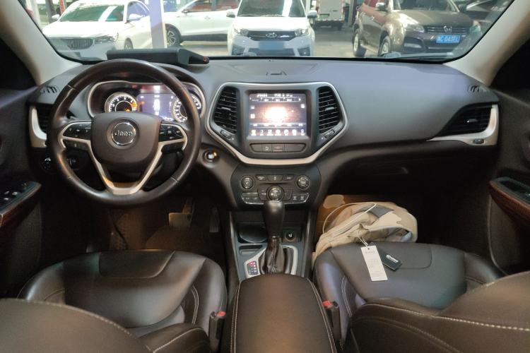 Used Jeep Cherokee 2016 2.0L Superior Edition