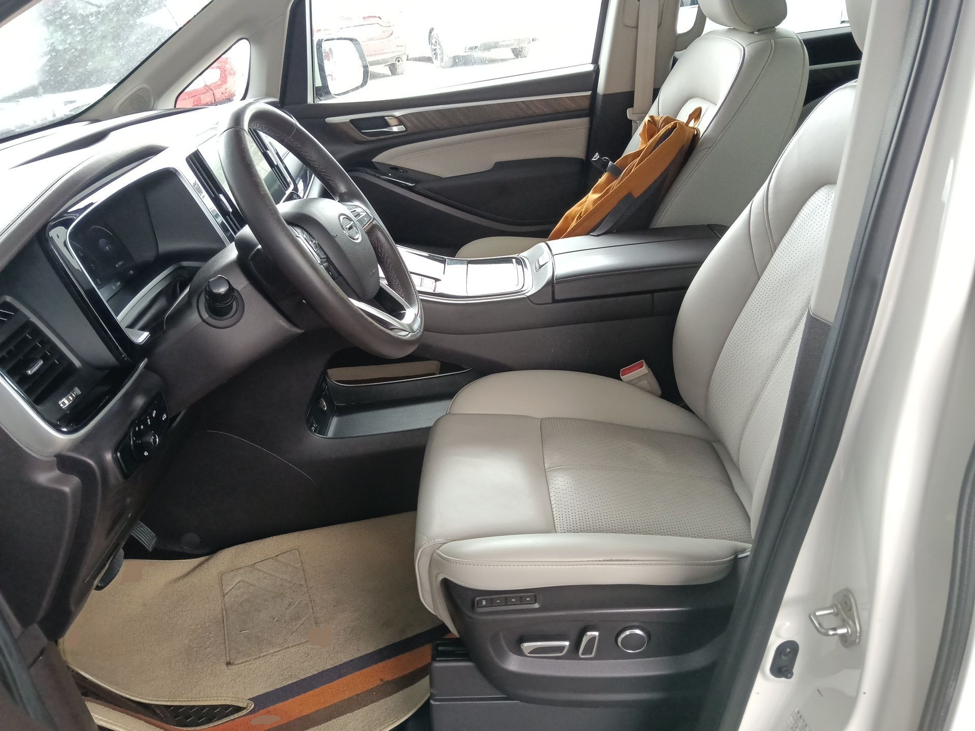 Переднее сиденье в автомобиле