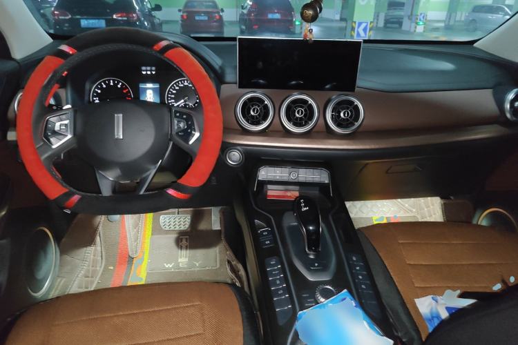 Used Wey VV5 2021 1.5T Two-Wheel Drive Color Pioneer Center Console