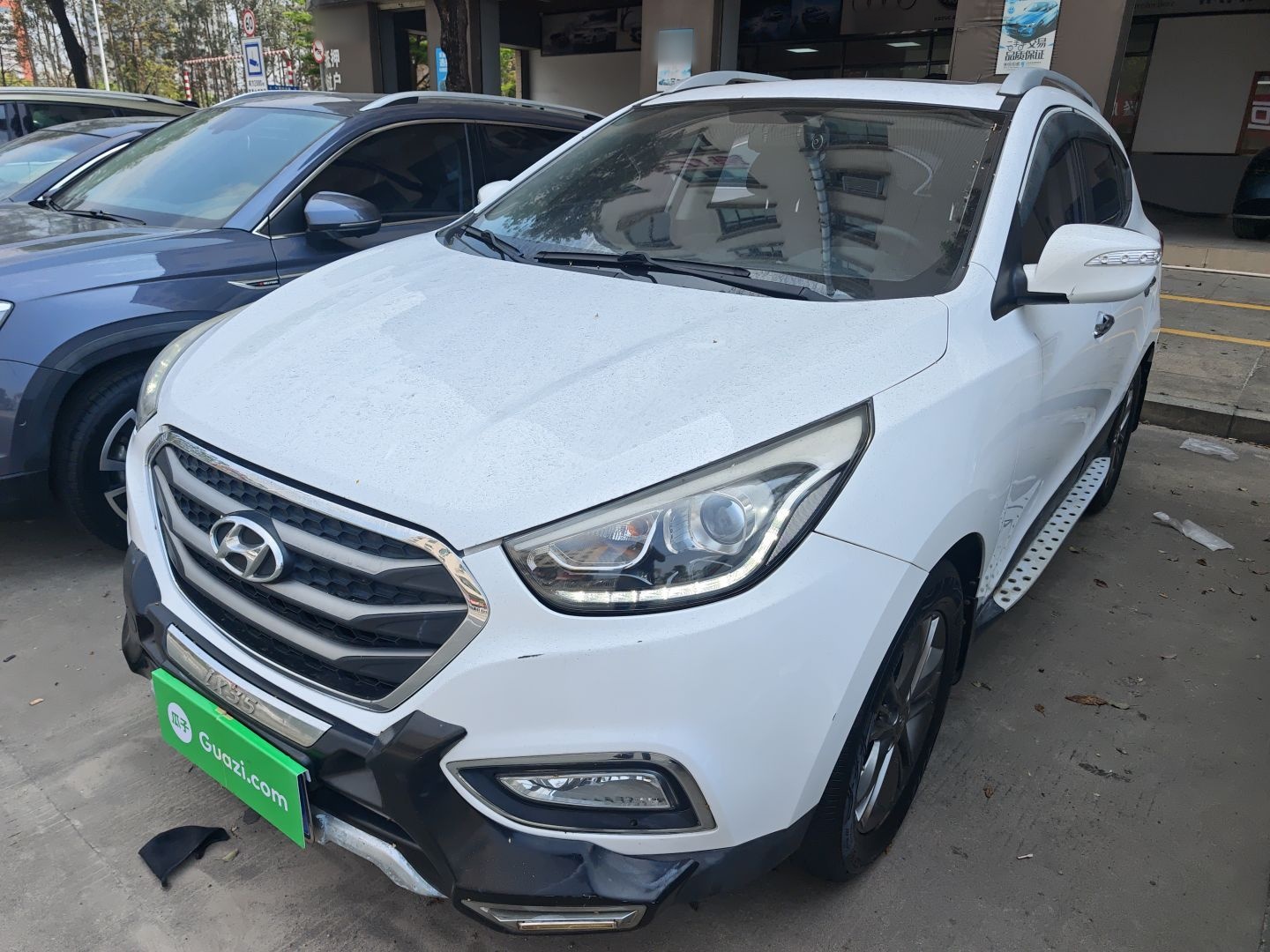 تحت مقدمة السيارة