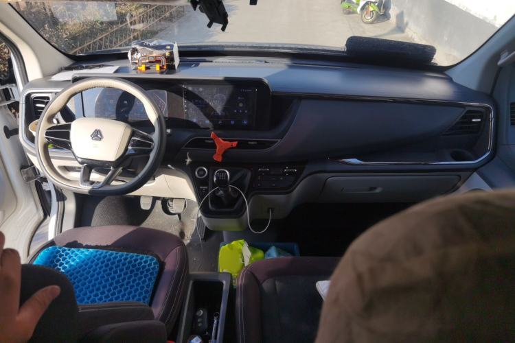 Used Sinotruk Pioneer V 2024 Multi-Function Edition 2.0T Manual Mid-Roof Low-Profile
