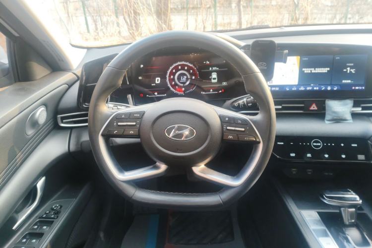 Used Hyundai Elantra 2021 1.5L CVT LUX Prestige Edition Steering Wheel